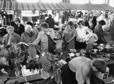 102701 Afbeelding van de jaarlijkse bazar in het Woon- en Zorgcentrum Tolsteeg (Saffierlaan 10) te Utrecht.