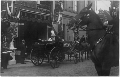 129419 Afbeelding van koningin Wilhelmina bij het Gebouw voor Kunsten en Wetenschappen (Mariaplaats 27) te Utrecht waar ...