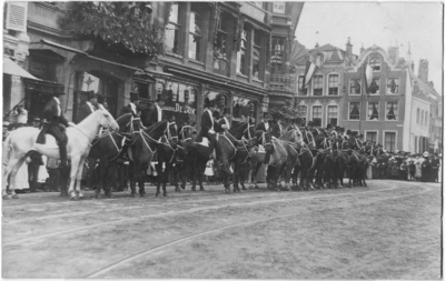 129420 Afbeelding van de erewacht van ruiters te paard, onder commando van mr. Claringbould en baron Van Boetzelaer, ...