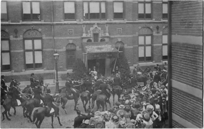 129421 Afbeelding van de tussenstop van koningin Wilhelmina en prins Hendrik bij het Ooglijdersgasthuis (F.C. ...