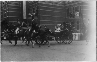 129422 Afbeelding van de koets met koningin Wilhelmina en prins Hendrik in de F.C. Dondersstraat te Utrecht tijdens de ...