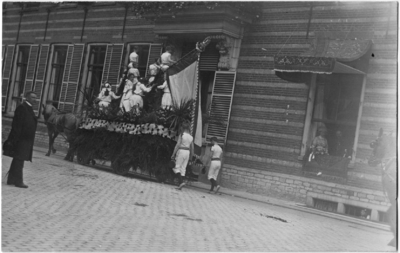 129426 Afbeelding van een praalwagen in Achter St.-Pieter te Utrecht, onderdeel van het bloemencorso dat ter ere van ...