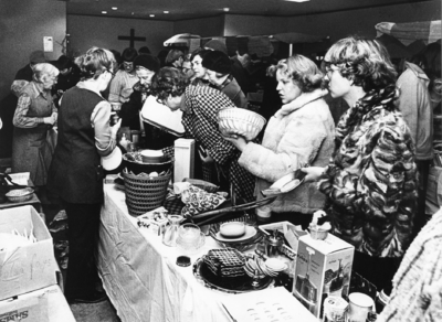 102730 Afbeelding van de bazar ter gelegenheid van een project in de derde wereld in het clubgebouw Ons Huis van de ...