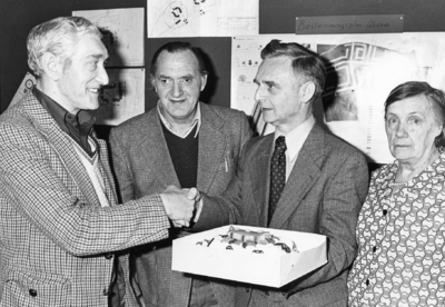 102732 Afbeelding van de aanbieding van een taart aan wethouder P.J. van Kleinwee (3e van links) door leden van het ...