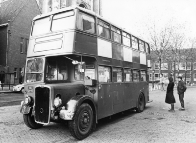 102710 Afbeelding van een oude dubbeldeksbus op het Domplein te Utrecht, ter gelegenheid van de tocht door Nederland ...