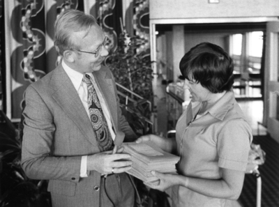 102775 Afbeelding van J.D. van Gestel, directeur van Woon- en Zorgcentrum Tolsteeg (Saffierlaan 10) te Utrecht, die een ...