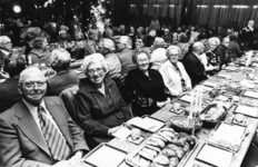 102715 Afbeelding van de Kerst-broodmaaltijd voor ca. 750 alleenstaande ouderen in het Beatrixgebouw van de Jaarbeurs ...