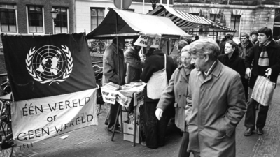 102716 Afbeelding van de Vredesmarkt, georganiseerd door het Utrechtse Overlegorgaan tegen de Kernbewapening, op de ...