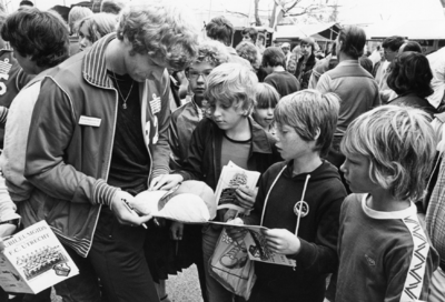 102792 Afbeelding van voetballer Henk van der Vlag van F.C. Utrecht die handtekeningen uitdeelt aan jeugdige fans ...