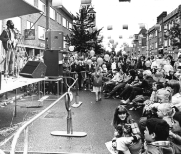 102797 Afbeelding van de opening van de winkelweek van de winkeliersvereniging Lombok in de Kanaalstraat te Utrecht ...