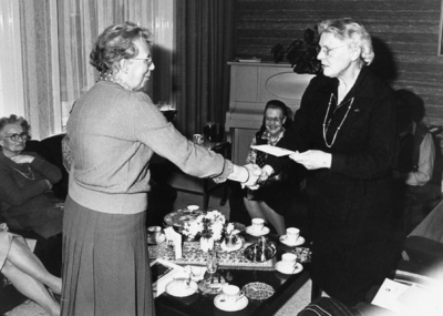 102865 Afbeelding van de overhandiging van een cheque van fl. 10.000.- door mevr. H. Faassen-Groen (rechts, voorzitster ...