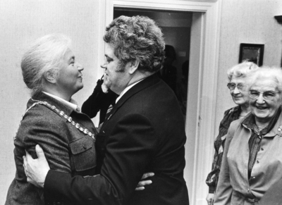 102874 Afbeelding van oud-burgemeester H.J.L. Vonhoff die mevr. drs. M.W.M. Vos-van Gortel gelukwenst na haar ...