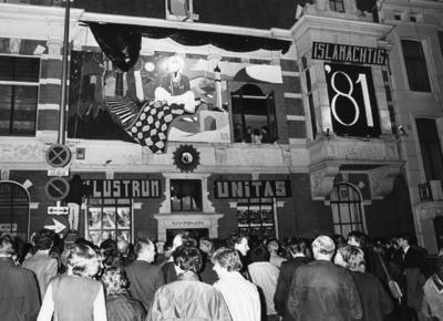 102903 Afbeelding van de onthulling van de versiering aan de gevel van de studentensociëteit Symposion (Lucasbolwerk 8) ...