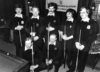 102934 Groepsportret van de finalisten van de biljartkampioenschappen Libre Extra in het café Milty Bar (Oude ...