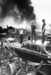 102951 Afbeelding van een brand op het terrein van een autosloperij bij het woonwagencentrum aan de Huppeldijk te ...