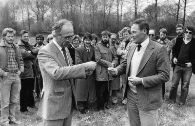 102952 Afbeelding van de overhandiging van de eerste exemplaren van de natuurpadgidsen Bloeyendaal en ...