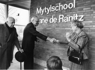 102955 Afbeelding van de onthulling van de nieuwe naam Mytylschool Ariane de Ranitz voor de Mytylschool (school voor ...