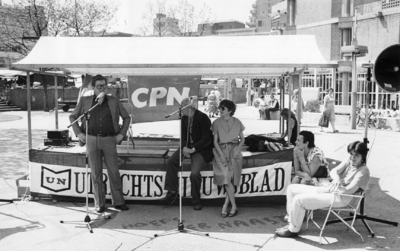 102958 Afbeelding van een in het kader van de aanstaande gemeenteraadsverkiezingen door het Utrechts Nieuwsblad ...