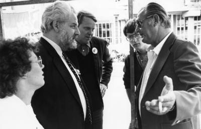 102959 Afbeelding van een in het kader van de aanstaande gemeenteraadsverkiezingen door het Utrechts Nieuwsblad ...