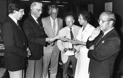 102965 Afbeelding van de uitreiking van een cheque van fl. 15.000.- door mevr. mr. B. Kortenhoff-Neppérus (voorzitster ...