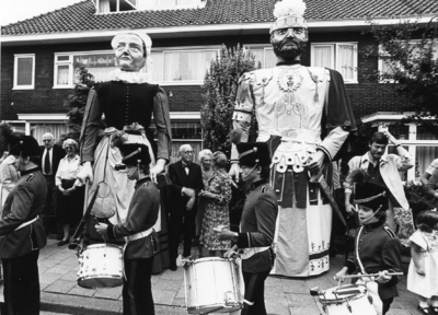 102999 Afbeelding van de huldiging van J. Jongenelen (oprichter van het museum Van Speelklok tot Pierement) vanwege ...