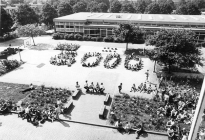 103009 Gezicht op het schoolplein van de R.K. Lagere Technische School Gildenburg (Pagelaan 1) te Utrecht, met enkele ...