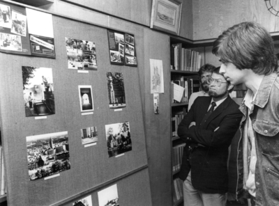 103012 Afbeelding van de expositie van bekroonde foto's van de door de Vereniging Oud-Utrecht uitgeschreven ...