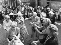 103016 Afbeelding van dansende bejaarden op de Bethlehemweg te Utrecht, uit solidariteit met de stakende werknemers in ...