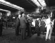 103022 Afbeelding van de uitreiking van de kampioensprijs voor fokpaarden door wethouder mr. H.H.W. Kernkamp (midden, ...