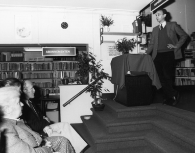 103049 Afbeelding van de presentatie van het boek Buitens binnen Utrecht in het filiaal Oog in Al van de Utrechtse ...