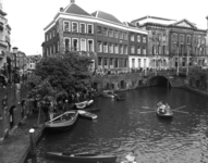 103060 Gezicht op de Stadhuisbrug en de Oudegracht te Utrecht, tijdens de Watermanifestatie (met fotospeurtocht te ...