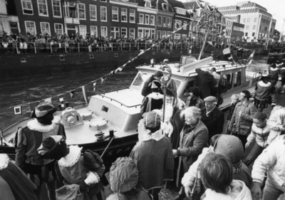 103079 Afbeelding van de aankomst van Sinterklaas in de Weerdsluis te Utrecht, met rechts van de Sint burgemeester ...