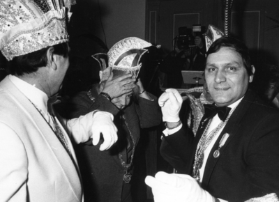 103086 Afbeelding van de ontvangst van Prins Martijn IX (alias F. Trapman, links) en zijn gevolg in het Stadhuis ...