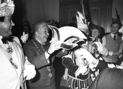 103087 Afbeelding van de ontvangst van Prins Martijn IX (alias F. Trapman, links) en zijn gevolg in het Stadhuis ...