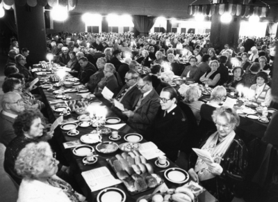 103088 Afbeelding van de door het Leger des Heils georganiseerde kerstkoffiemaaltijd voor 1400 bejaarden in de ...