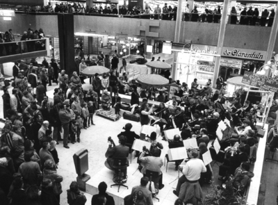 103091 Afbeelding van een Weens salonorkest, samengesteld uit leden van het Utrechts Symfonie Orkest (U.S.O.), tijdens ...