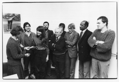 103095 Afbeelding van de overhandiging van cheques uit de oprbrengst van de zomerpostzegels aan vertegenwoordigers van ...