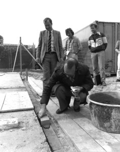 103140 Afbeelding van het leggen van de eerste steen voor de herbouw van de in de 17e eeuw als R.K. schuilkerk Statie ...