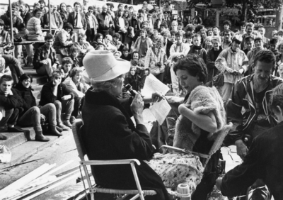 103141 Afbeelding van de alternatieve troonrede van Bea en Trix in de kuil van het Vredenburg te Utrecht.