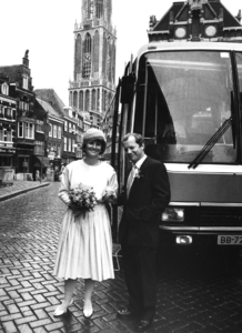 103142 Afbeelding van wethouder A. van Hassel met zijn aanstaande echtgenote Claudia Op De Weegh en een touringcar vol ...