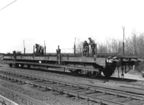 167351 Afbeelding van het laden van oude spoorstaven op een 4-assige rongenwagen van de N.S. te Wezep, met behulp van ...