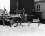 103443 Afbeelding van de blokkade van de zij-ingang van het Stadhuis (Stadhuisbrug) te Utrecht door leden van het ...