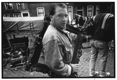 103487 Afbeelding van een man met een zojuist gekochte schilderijlijst op de vrijmarkt op de Plompetorengracht te ...