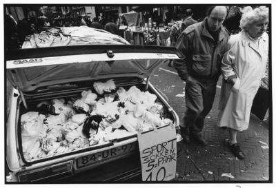 103488 Afbeelding van de verkoop van sportsokken vanuit de kofferruimte van een auto op de vrijmarkt te Utrecht, ...