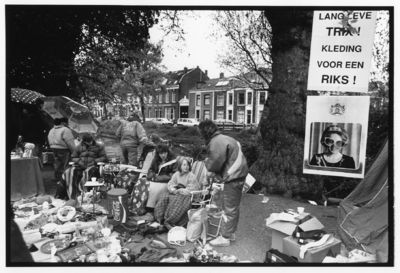 103489 Afbeelding van de vrijmarkt op de Van Asch van Wijckskade te Utrecht, tijdens de viering van Koninginnedag.