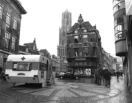 103598 Afbeelding van de aktie van Het Fotografenplatform op de Stadhuisbrug te Utrecht, waarbij mensen zich kunnen ...
