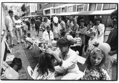 103516 Afbeelding van het schminken van kinderen tijdens het buurtfeest op de Springweg te Utrecht.