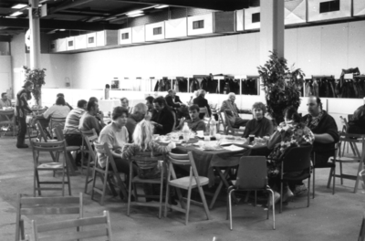 103623 Afbeelding van geëvacueerde bewoners uit de Tieler- en Bommelerwaard in de Jaarbeurs (Croeselaan) te Utrecht, in ...