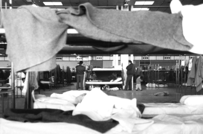 103625 Gezicht in één van de hallen van de Jaarbeurs (Croeselaan) te Utrecht, met bedden voor de geëvacueerde bewoners ...