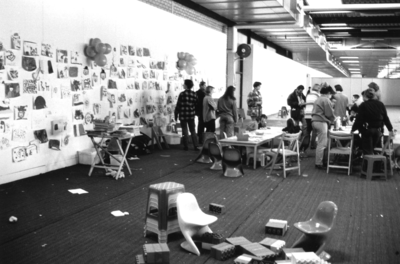 103626 Gezicht in één van de hallen van de Jaarbeurs (Croeselaan) te Utrecht, met de speelhoek voor de kinderen van de ...